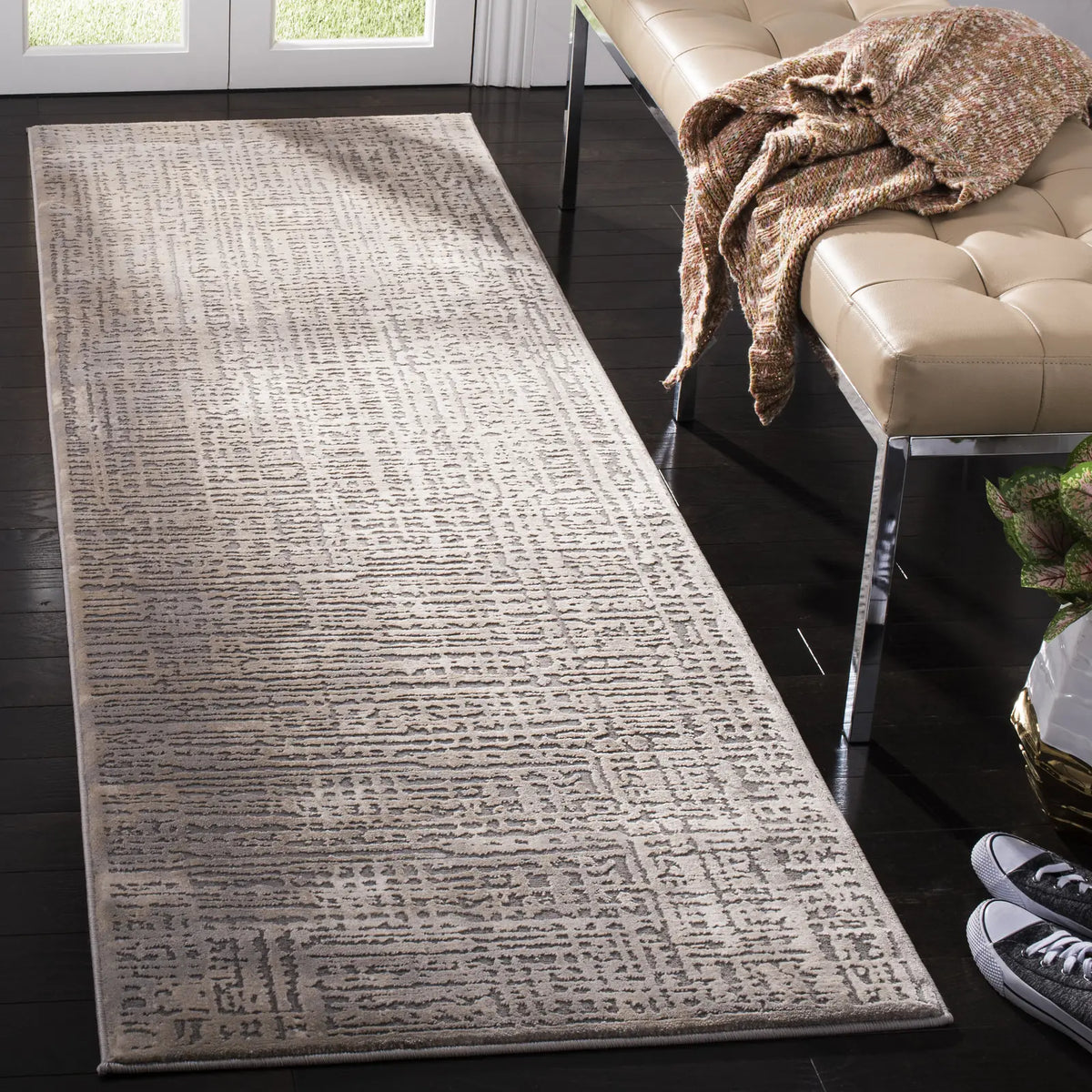 Safavieh Meadow 2'-7" x 8'-0" Rug in Ivory / Grey