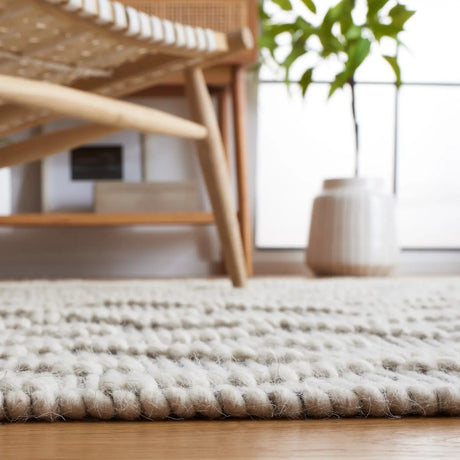 Safavieh Vermont 4'-0" x 6'-0" Rug in Ivory / Grey