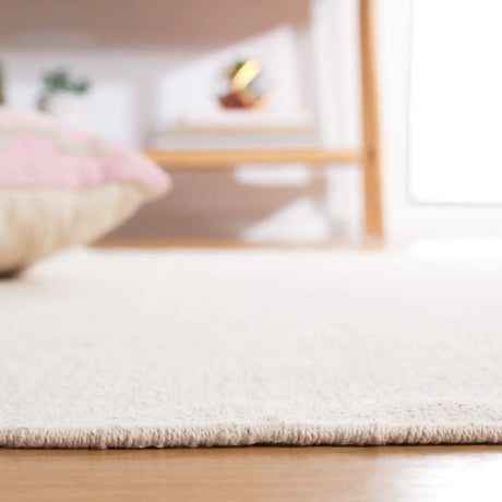 Safavieh Montauk 4'-0" x 6'-0" Rug in Beige / Blue