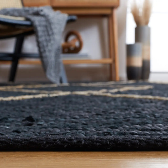 Safavieh Vintage Leather 4'-0" x 6'-0" Rug in Black / Natural
