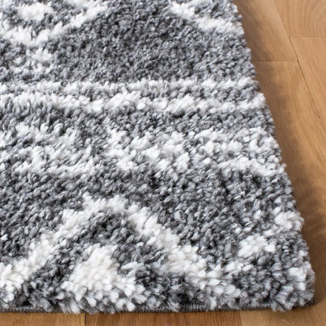 Safavieh Parma Shag 4'-0" x 6'-0" Rug in Charcoal / Ivory