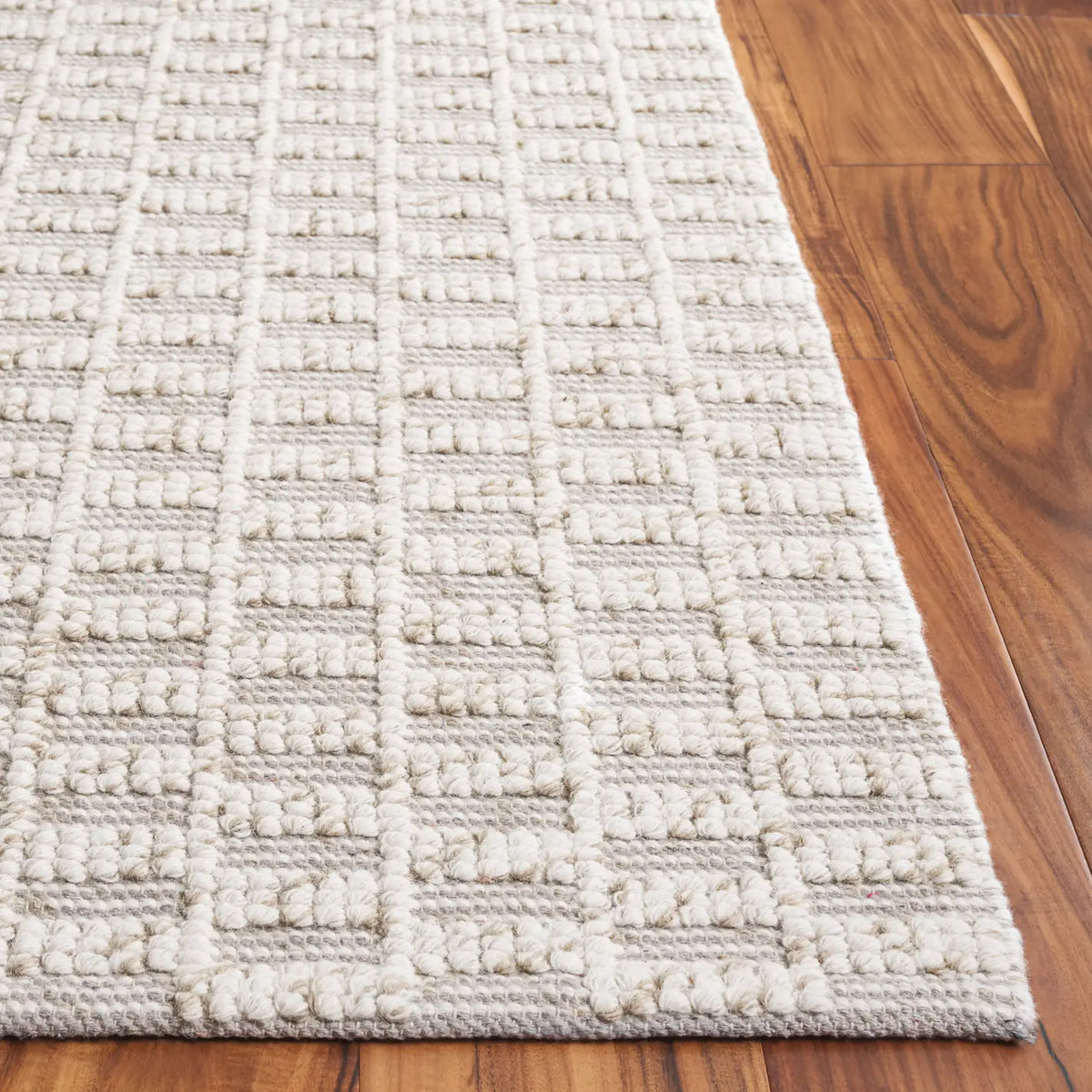 Safavieh Natura 4'-0" x 6'-0" Rug in Brown / Ivory
