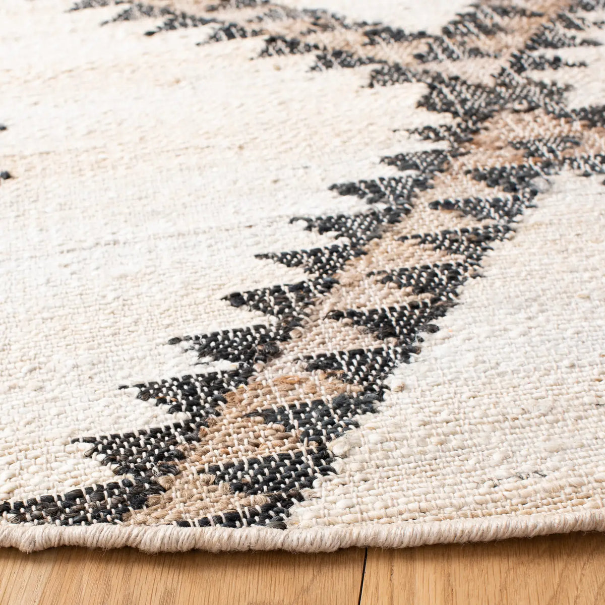 Safavieh Kilim 7'-0" x 7'-0" Rug in Ivory / Black