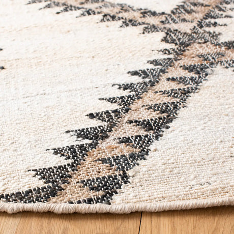 Safavieh Kilim 7'-0" x 7'-0" Rug in Ivory / Black