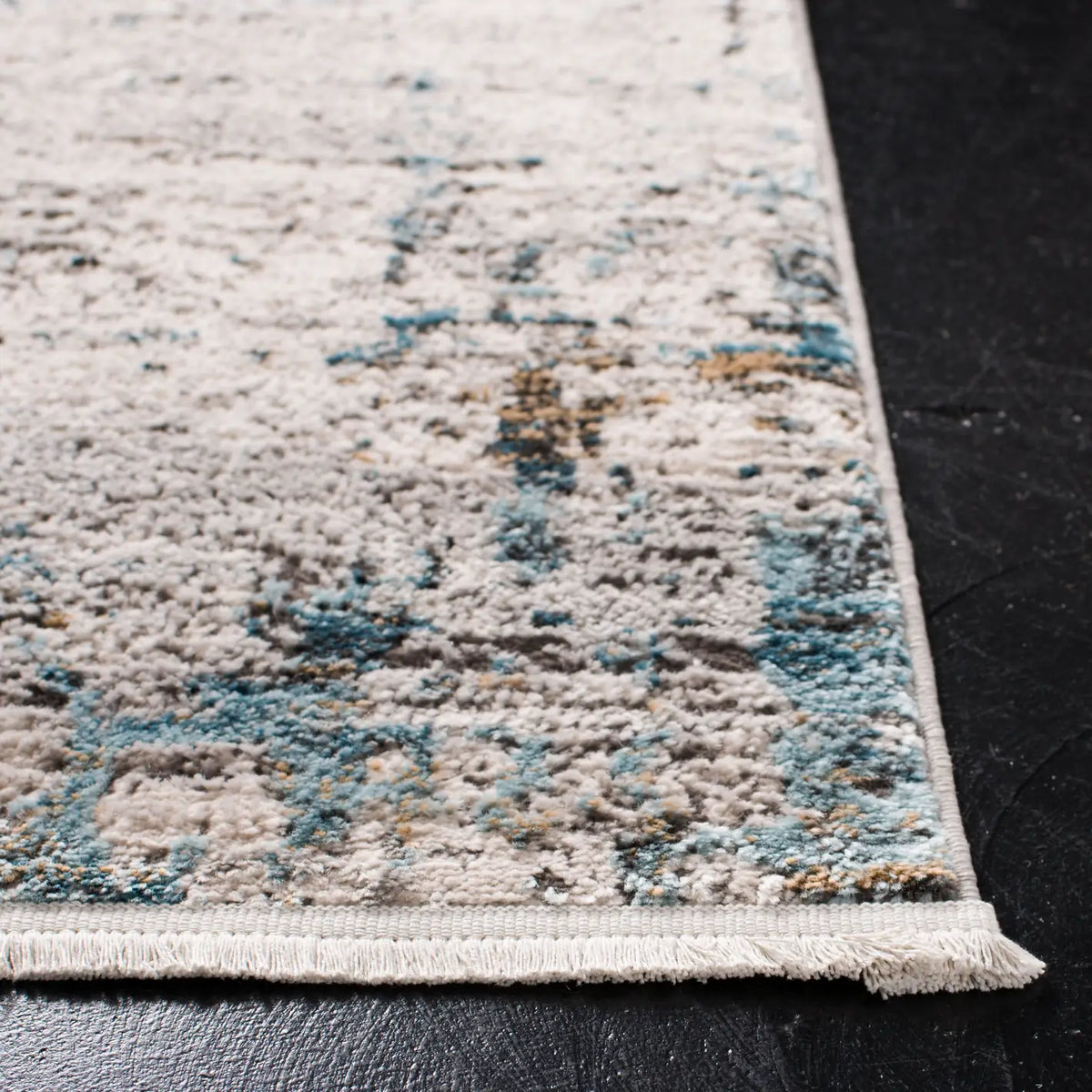 Safavieh Shivan 5'-3" x 7'-6" Rug in Ivory / Navy