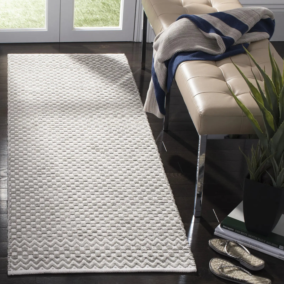Safavieh Boston 2'-3" x 7'-0" Rug in Grey