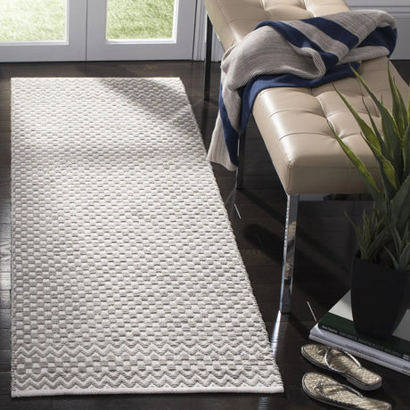 Safavieh Boston 2'-3" x 7'-0" Rug in Grey