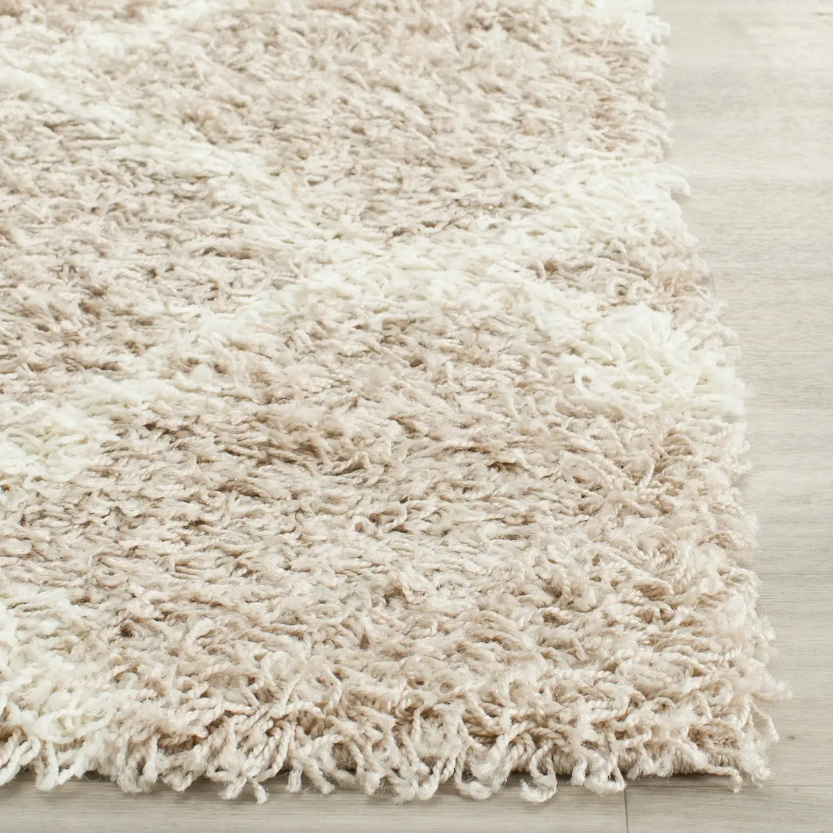 Safavieh Sgd-Dallas Shag 2'-3" x 10'-0" Rug in Beige / Ivory