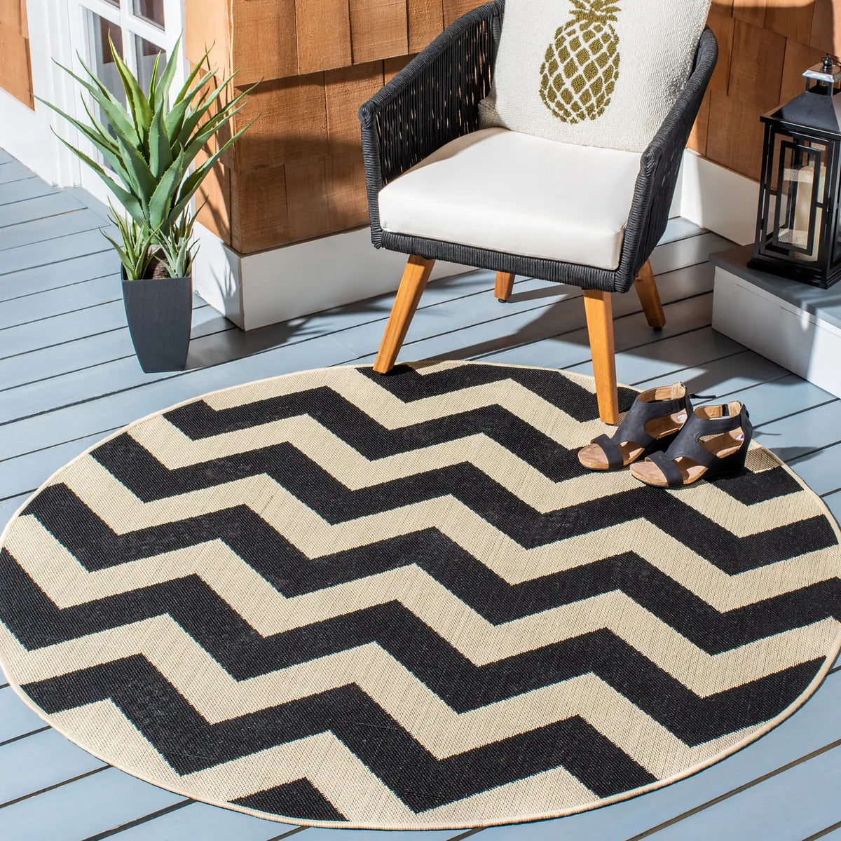 Safavieh Courtyard 5'-3" x 5'-3" Rug in Black / Beige