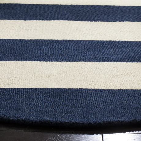 Safavieh Safavieh Kids 5'-0" x 5'-0" Rug in Navy / Ivory