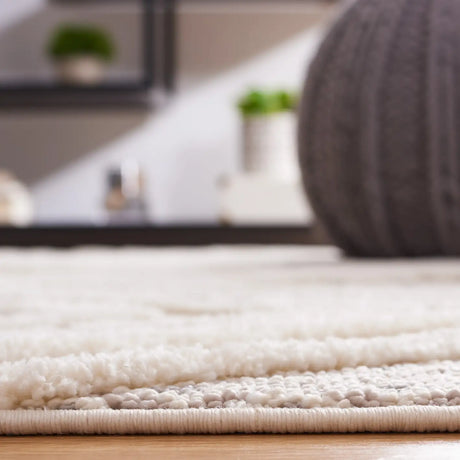 Safavieh Urban 4'-0" x 6'-0" Rug in Grey / Ivory