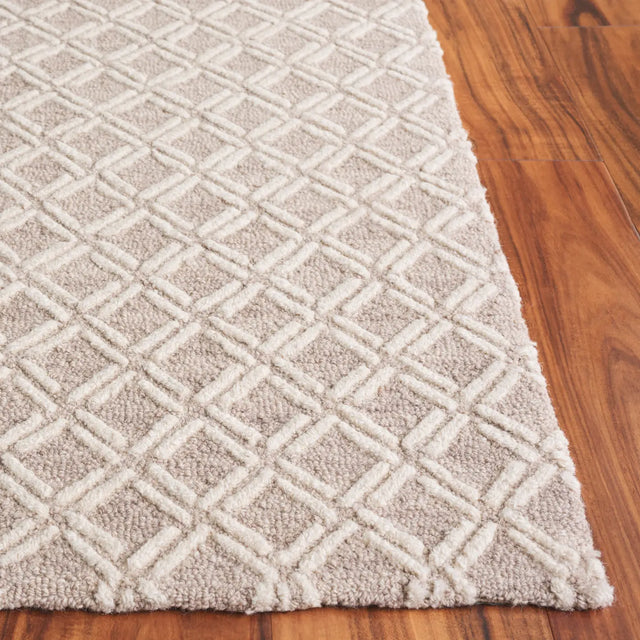 Safavieh Genre 4'-0" x 6'-0" Rug in Beige / Ivory