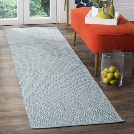 Safavieh Montauk 2'-3" x 6'-0" Rug in Ivory / Light Blue
