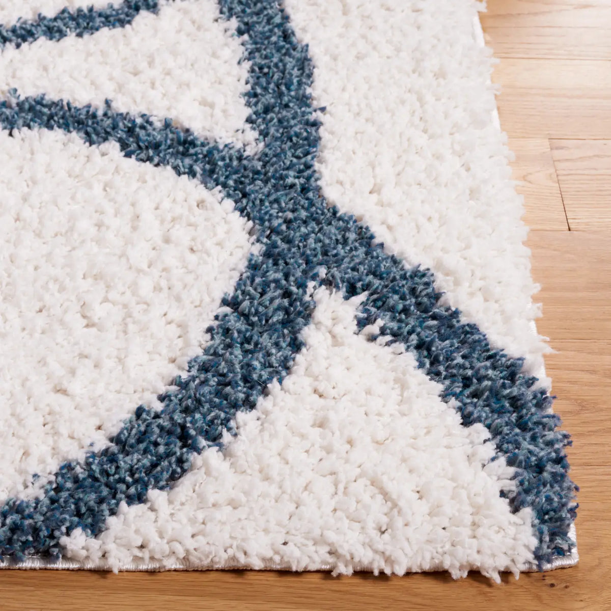 Safavieh Calico Shag 4'-0" x 6'-0" Rug in Ivory / Blue
