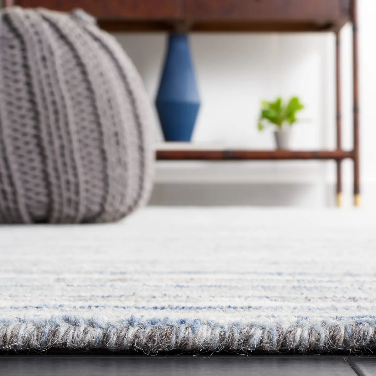 Safavieh Mirage 4'-0" x 6'-0" Rug in Ivory / Blue