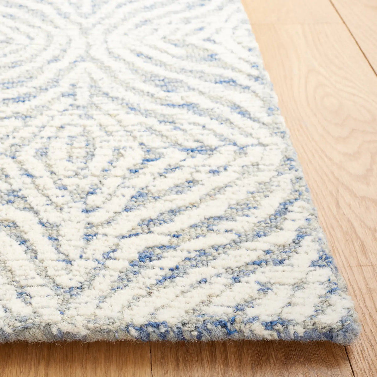 Safavieh Metro 4'-0" x 6'-0" Rug in Blue / Ivory