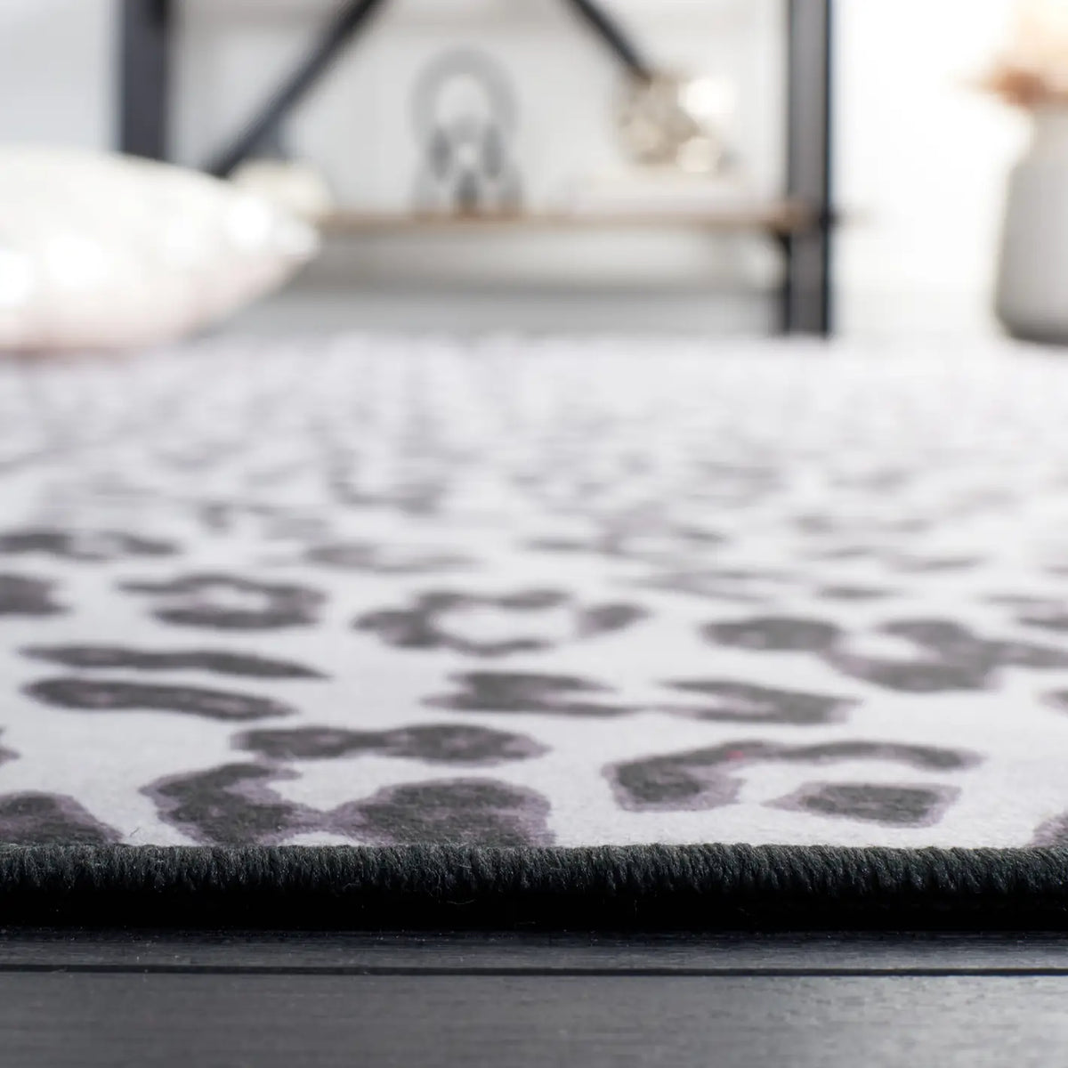 Safavieh Faux Hide 4'-0" x 6'-0" Rug in Ivory / Black
