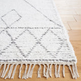 Safavieh Casablanca 4'-0" x 6'-0" Rug in Ivory / Grey