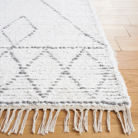 Safavieh Casablanca 4'-0" x 6'-0" Rug in Ivory / Grey