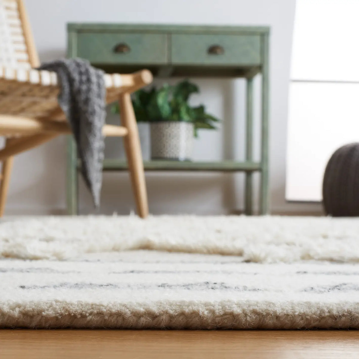 Safavieh Casablanca 4'-0" x 6'-0" Rug in Grey / Ivory