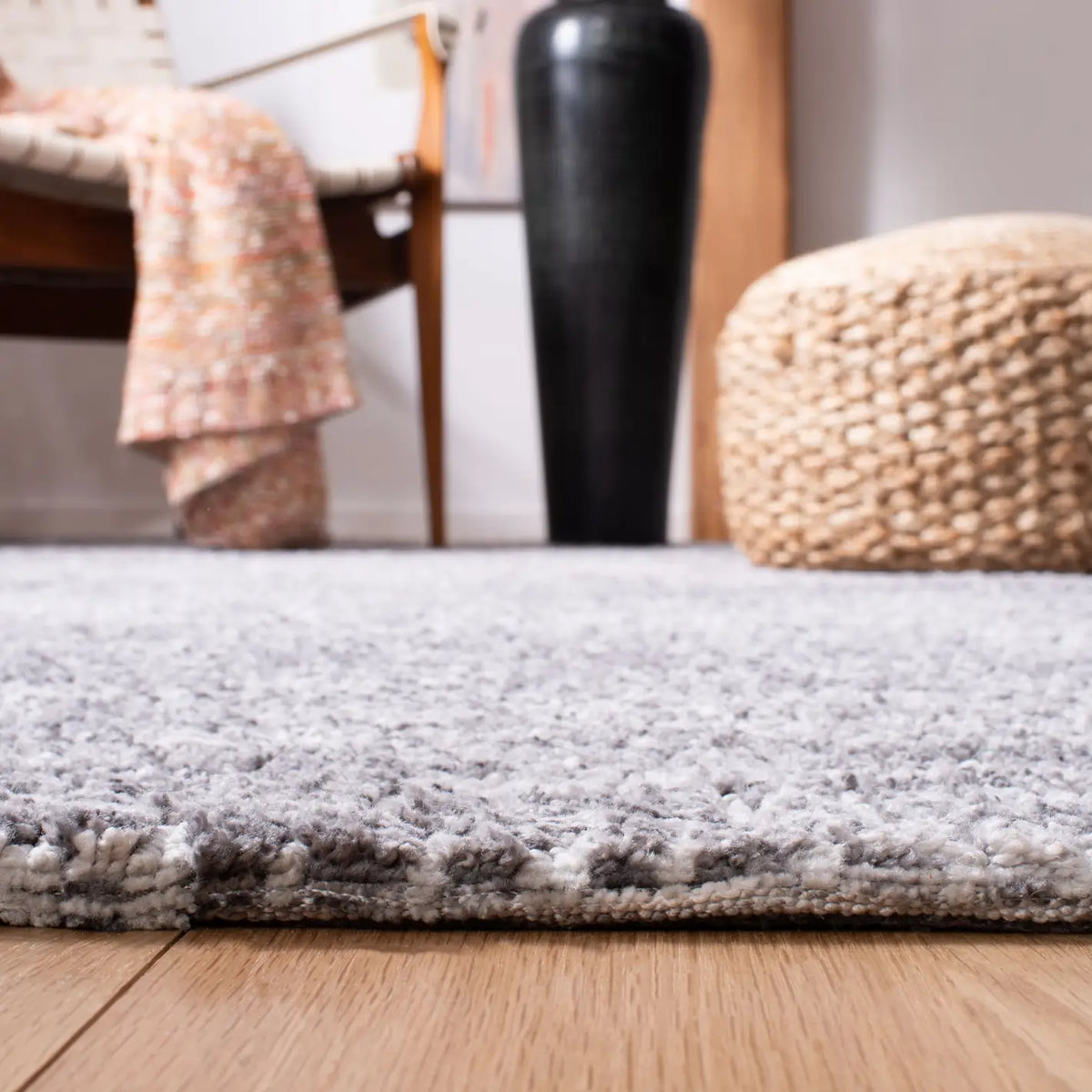 Safavieh Roslyn 4'-0" x 6'-0" Rug in Grey