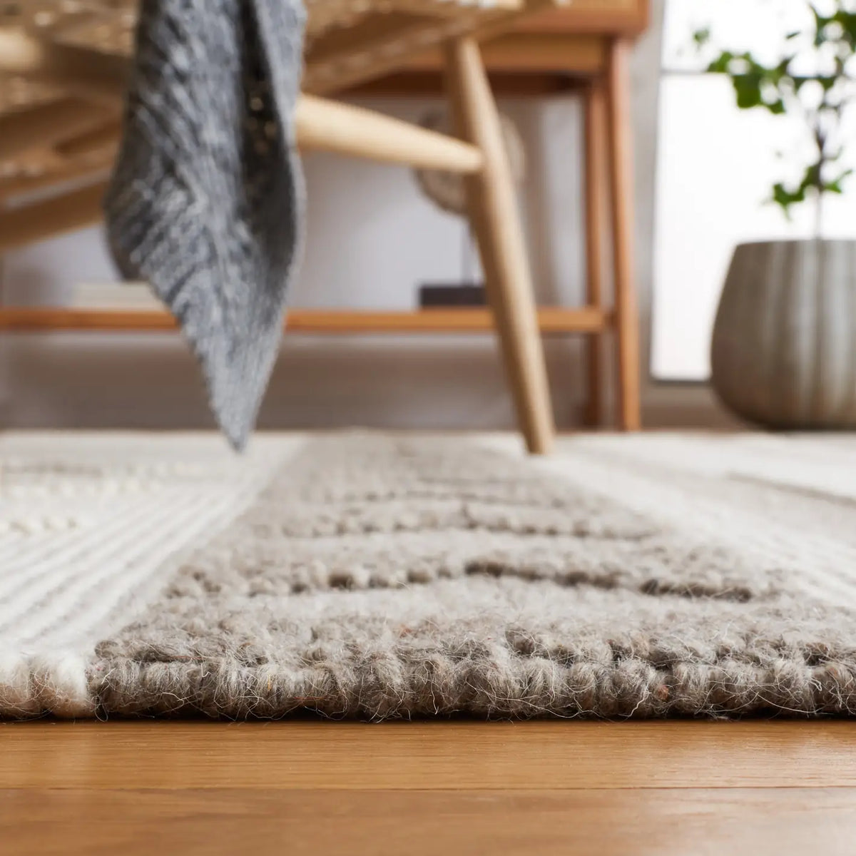 Safavieh Vermont 4'-0" x 6'-0" Rug in Ivory / Brown