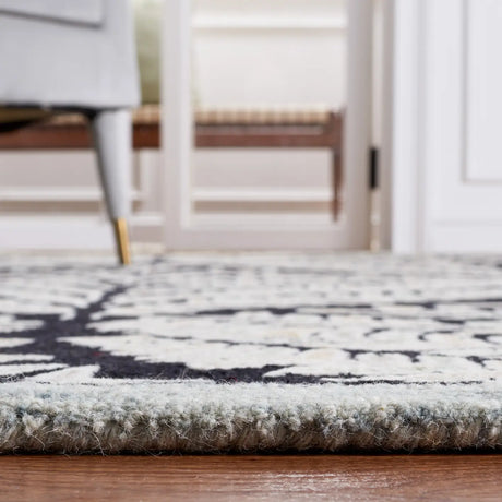 Safavieh Capri 4'-0" x 6'-0" Rug in Black / Ivory