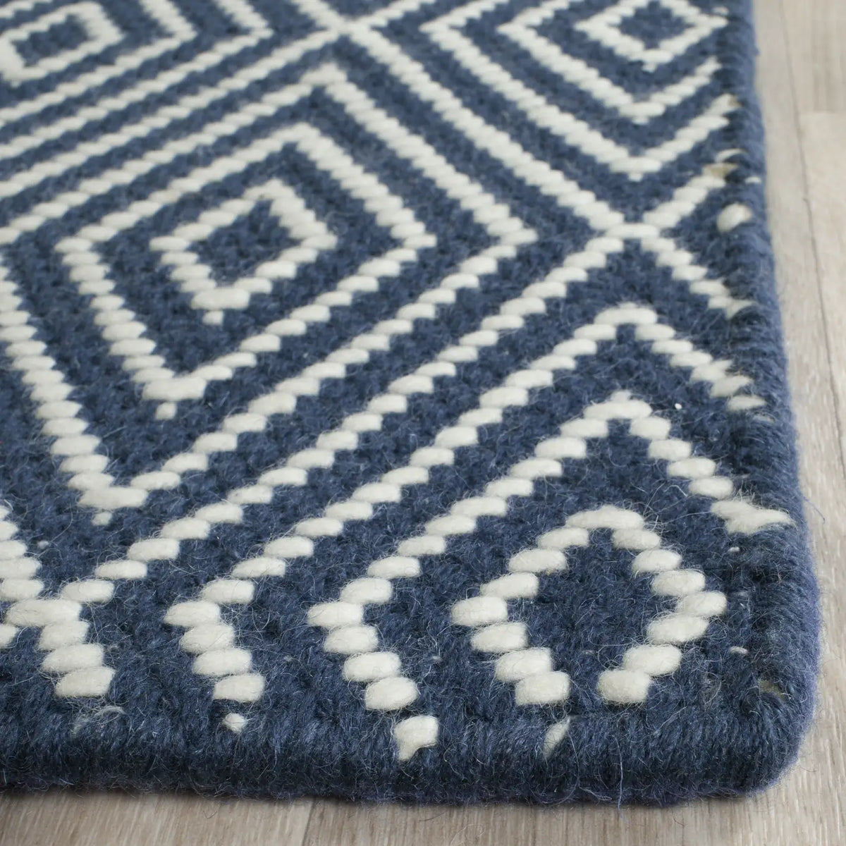 Safavieh Wilton 8'-0" x 10'-0" Rug in Navy / Ivory