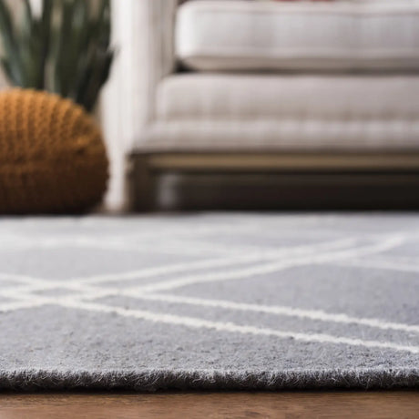 Safavieh Dhurries 4'-0" x 6'-0" Rug in Grey / Ivory