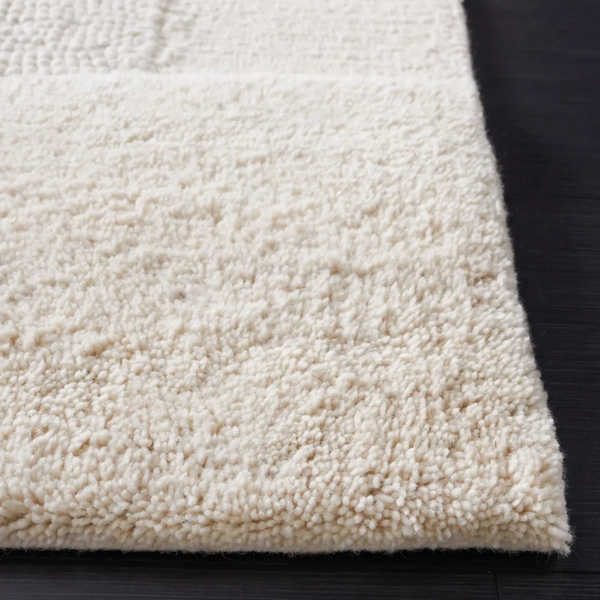 Safavieh Manhattan 4'-0" x 6'-0" Rug in Ivory / Beige