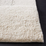 Safavieh Manhattan 4'-0" x 6'-0" Rug in Ivory / Beige