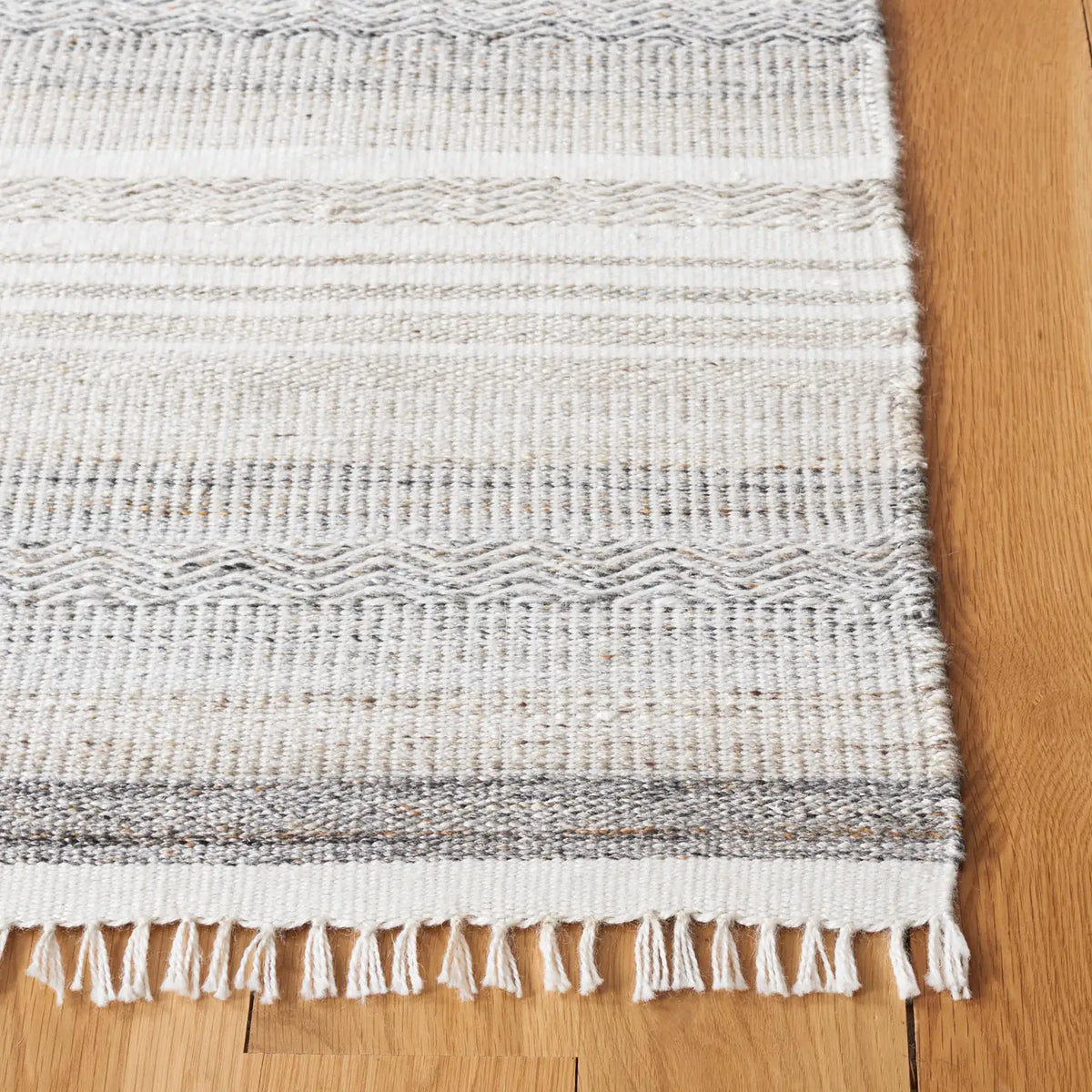 Safavieh Kilim 4'-0" x 6'-0" Rug in Ivory / Charcoal