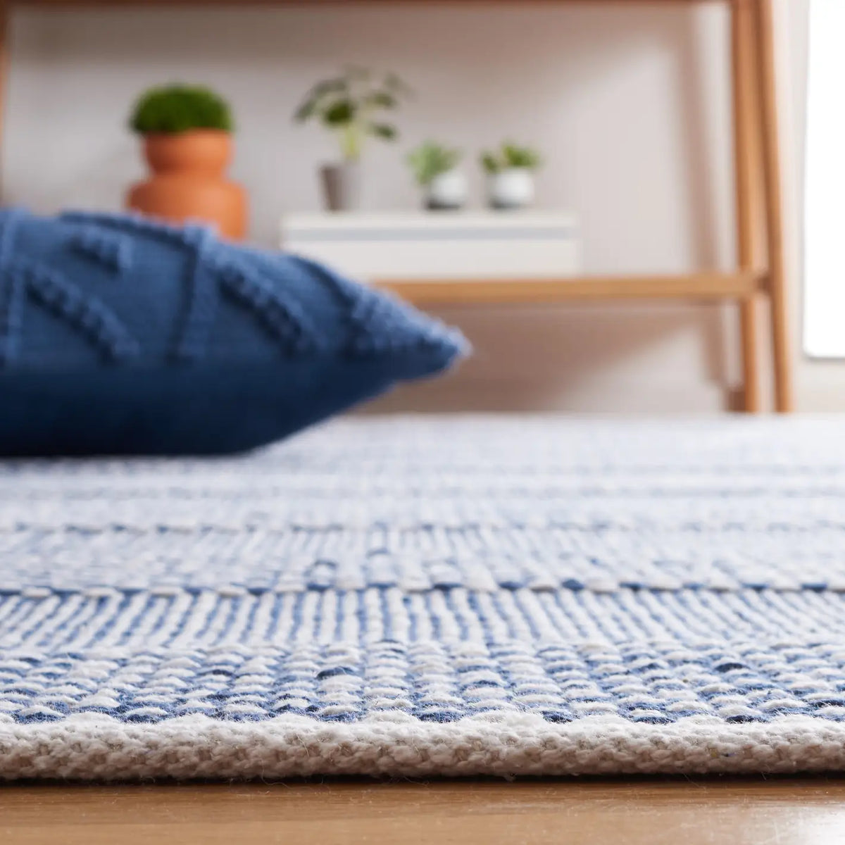 Safavieh Striped Kilim 4'-0" x 6'-0" Rug in Ivory / Blue