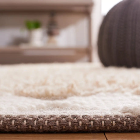 Safavieh Natura 4'-0" x 6'-0" Rug in Beige / Ivory