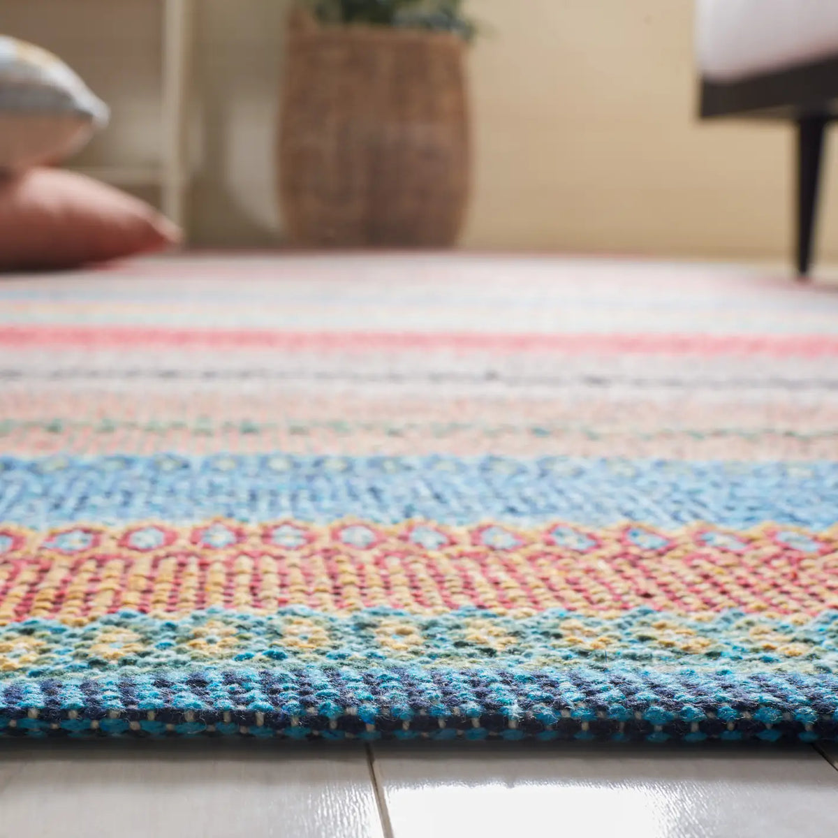 Safavieh Montauk 4'-0" x 6'-0" Rug in Blue / Grey