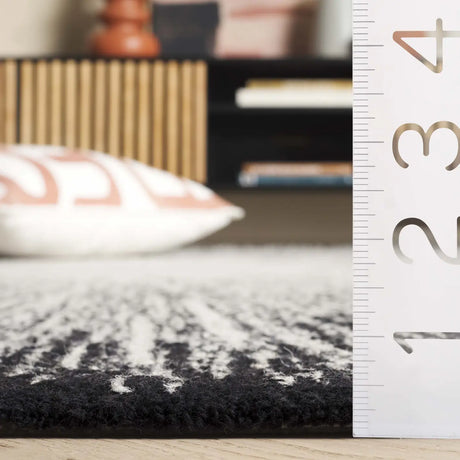Safavieh Abstract 4'-0" x 6'-0" Rug in Ivory / Black