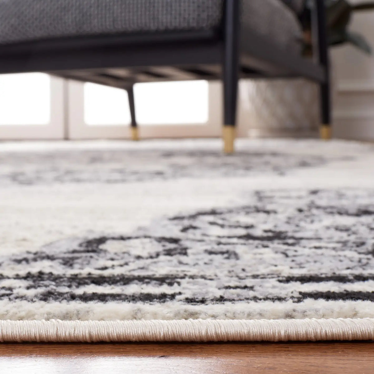 Safavieh Brentwood 4'-0" x 6'-0" Rug in Ivory / Black