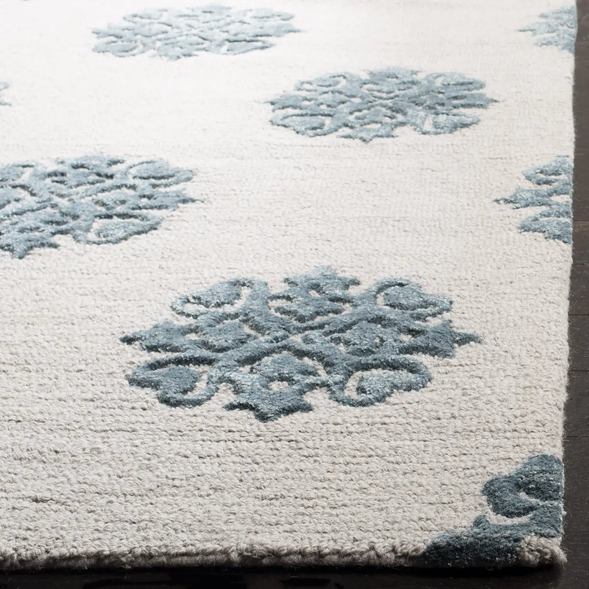 Safavieh Soho 3'-6" x 5'-6" Rug in Ivory / Light Blue
