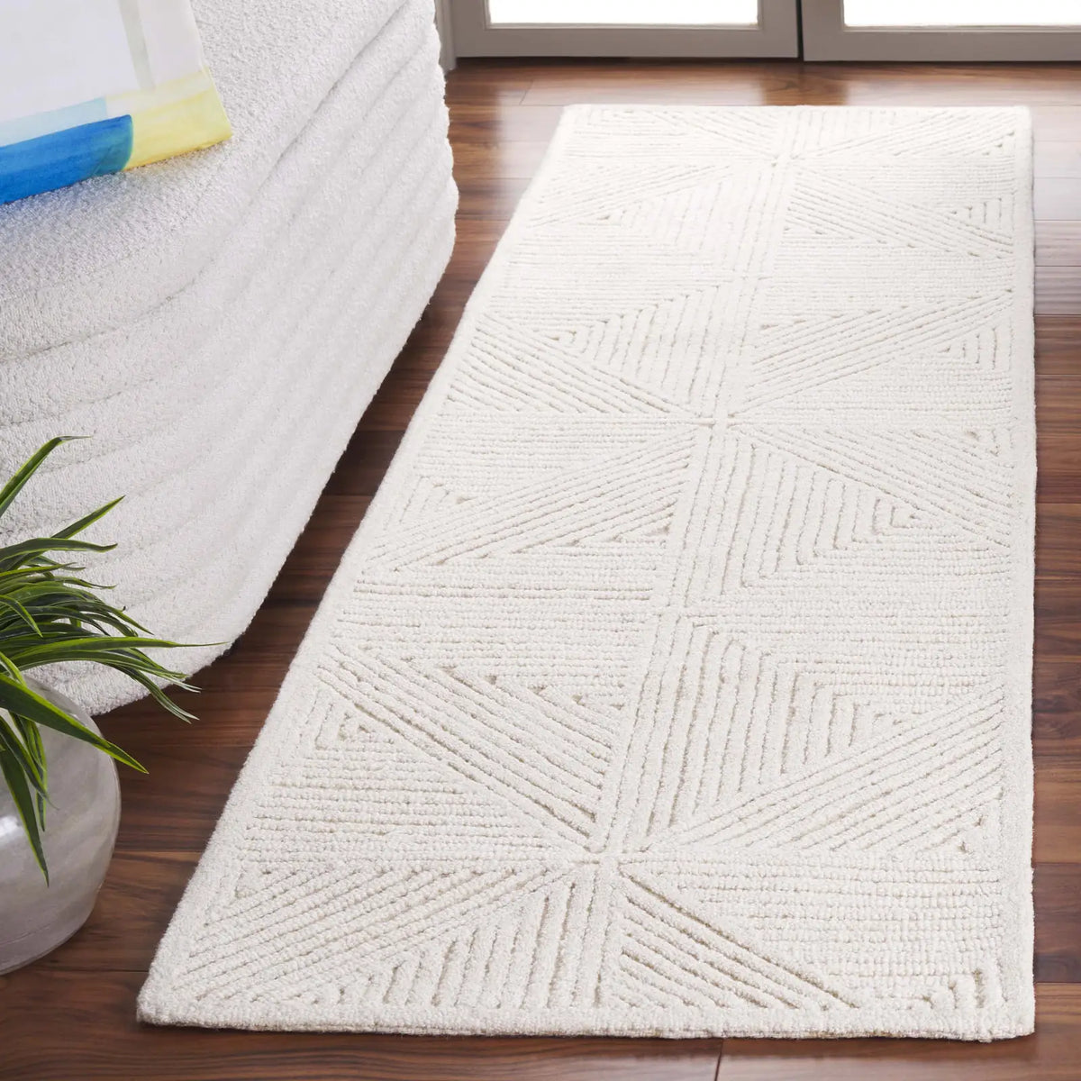 Safavieh Textural 2'-3" x 8'-0" Rug in Ivory