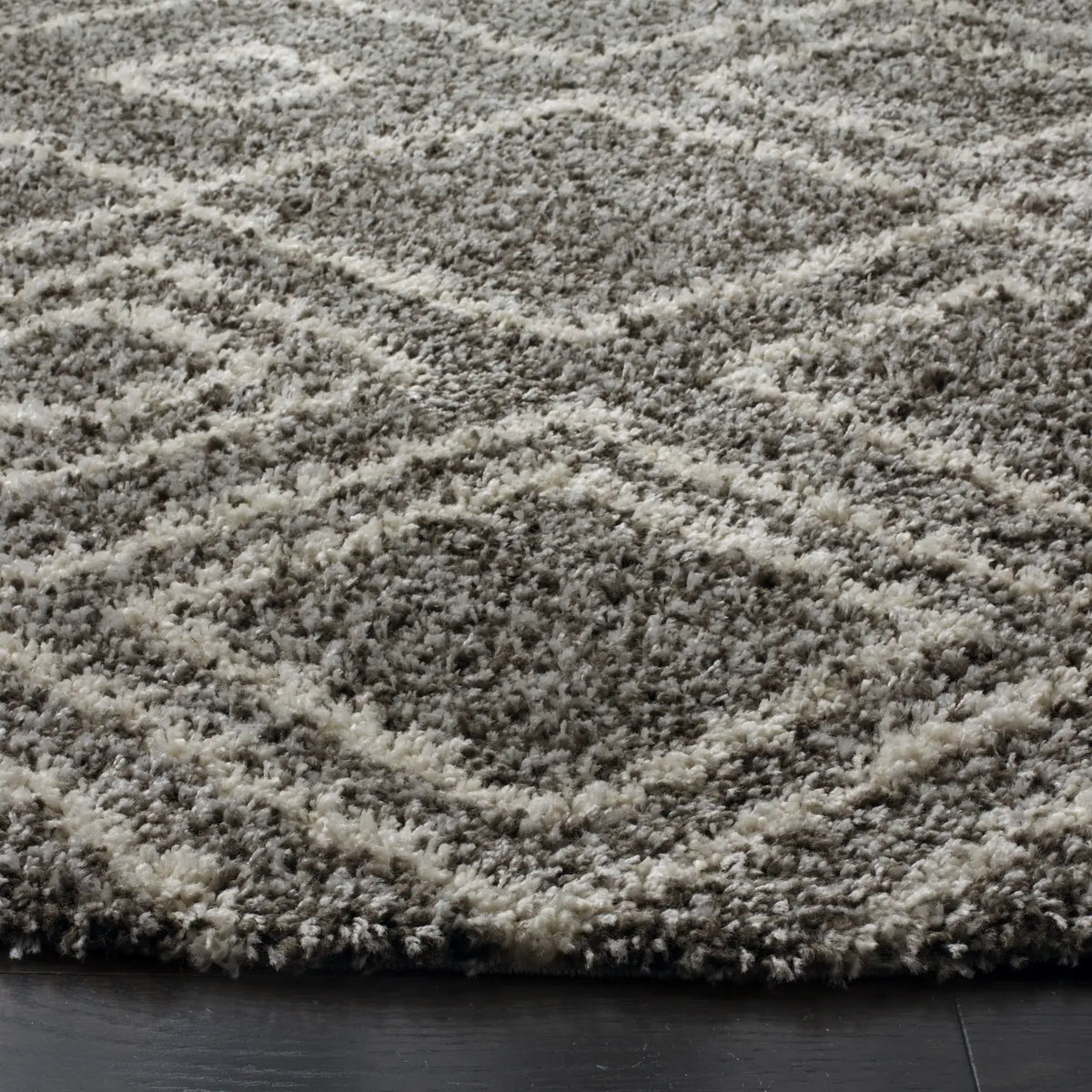 Safavieh Arizona Shag 6'-7" x 6'-7" Rug in Brown / Ivory