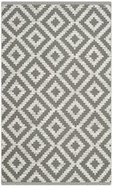 Safavieh Montauk 2'-3" x 3'-9" Rug in Grey / Ivory
