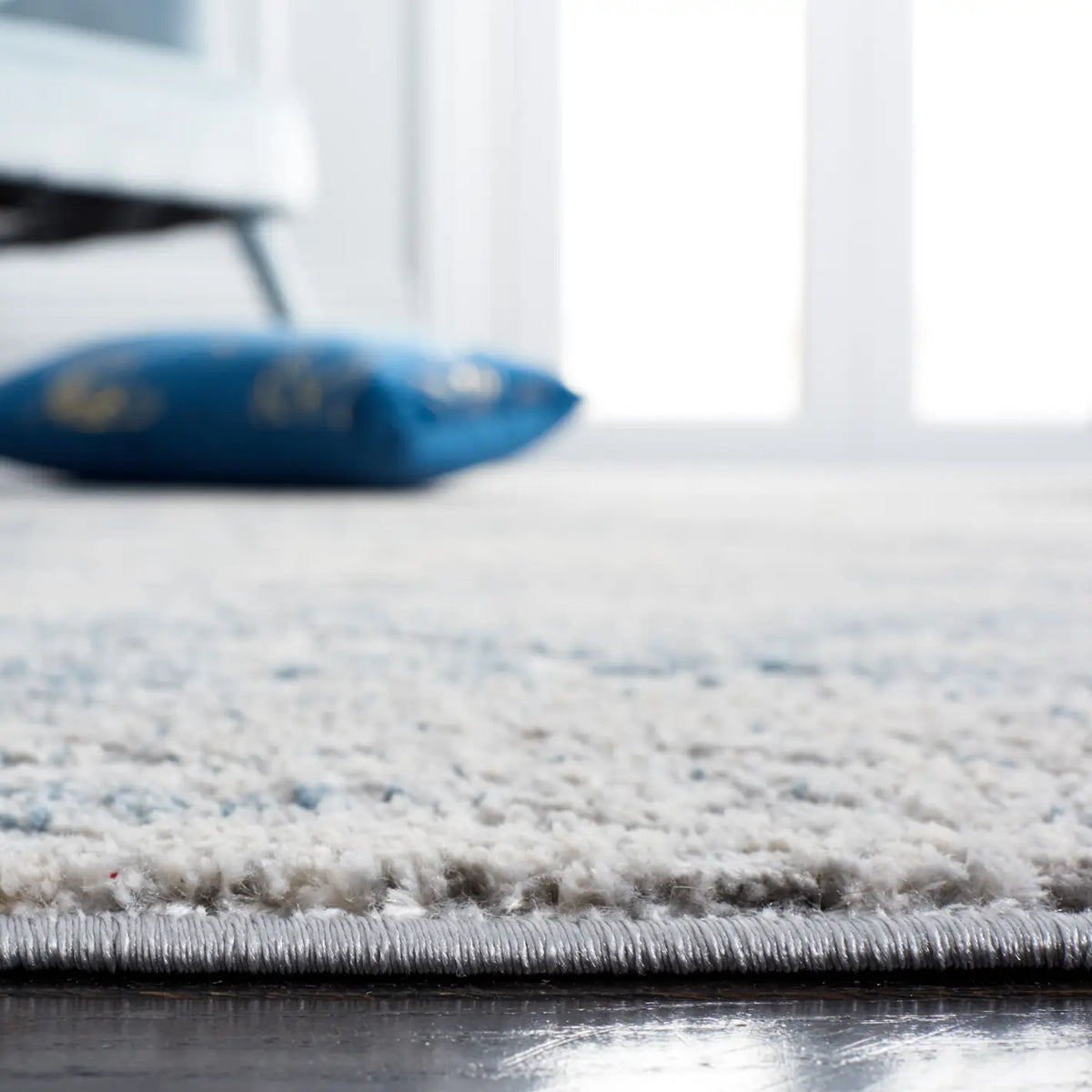 Safavieh Vogue 4'-0" x 6'-0" Rug in Grey / Blue