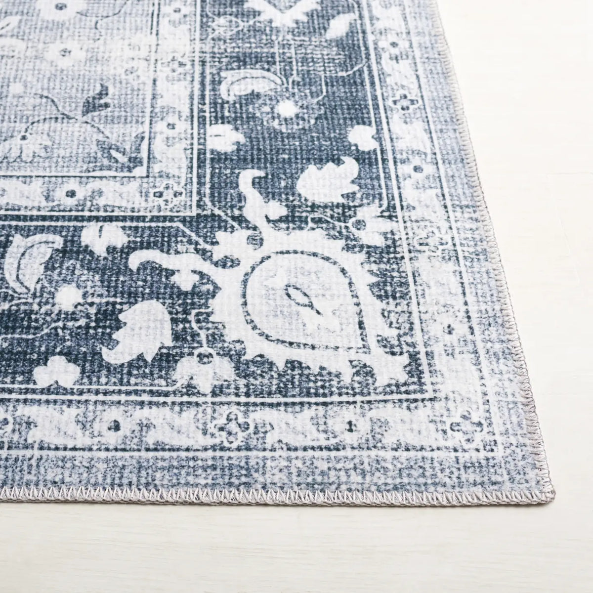 Safavieh Arizona 4'-0" x 6'-0" Rug in Light Grey / Grey Green