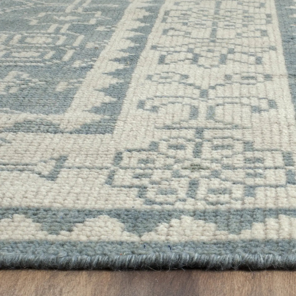 Safavieh Kenya 6'-0" x 9'-0" Rug in Ivory / Blue