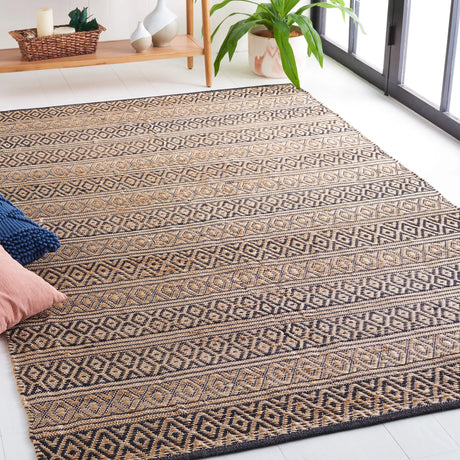 Safavieh Natural Fiber 4'-0" x 6'-0" Rug in Black / Natural