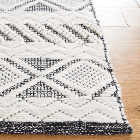 Safavieh Vermont 4'-0" x 6'-0" Rug in Ivory / Black