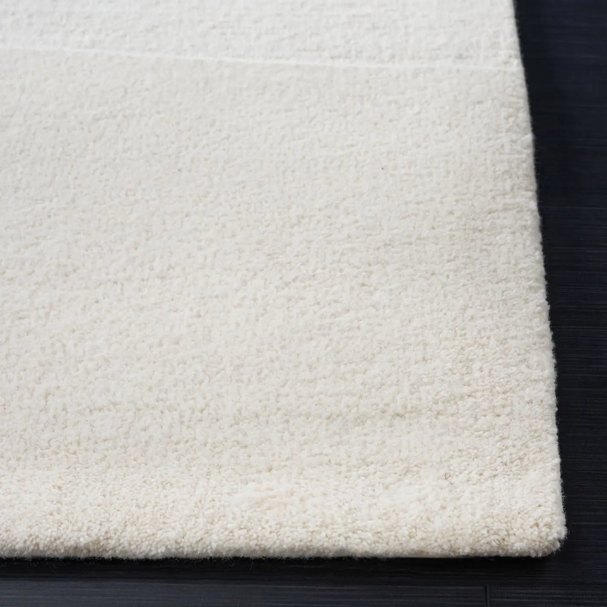 Safavieh Manhattan 4'-0" x 6'-0" Rug in Ivory / Beige
