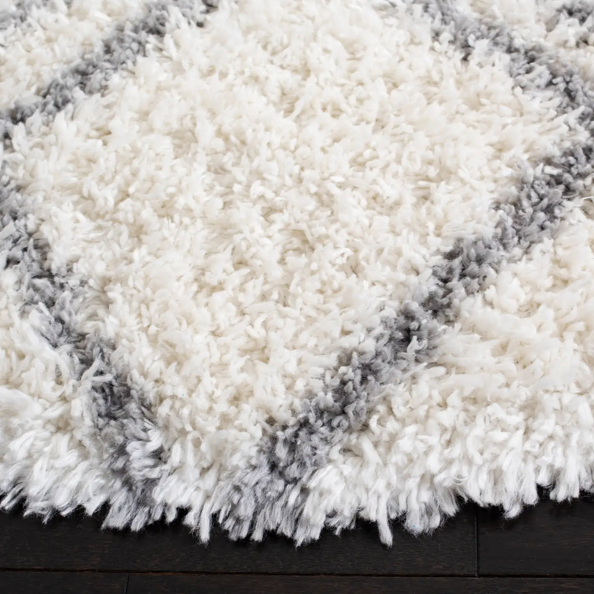 Safavieh Moroccan Tassel Shag 6'-7" x 6'-7" Rug in Ivory / Light Grey
