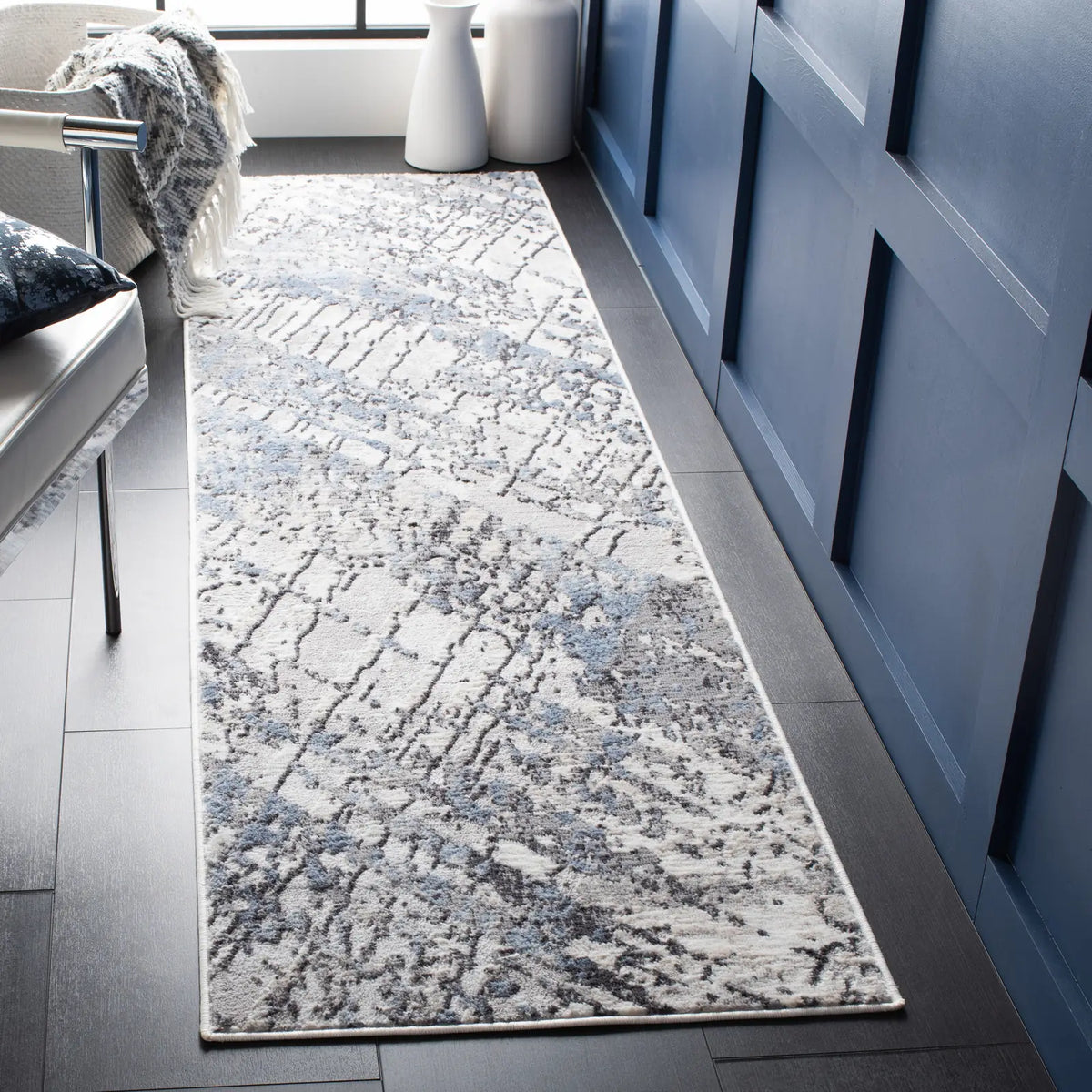 Safavieh Amelia 700 2'-2" x 8'-0" Rug in Ivory / Grey