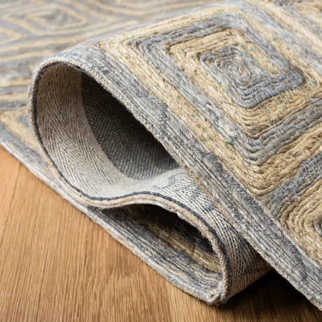 Safavieh Sahara 4'-0" x 6'-0" Rug in Grey / Beige